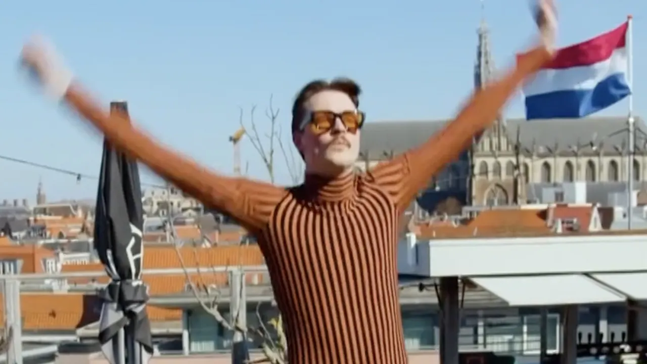 Bram Krikke doet parodie op filmpje van Maan