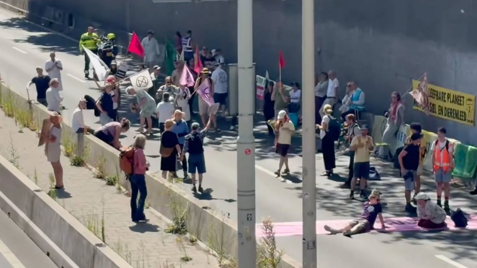 Klimaatactivisten Extinction Rebellion blokkeren opnieuw A12 in Den Haag
