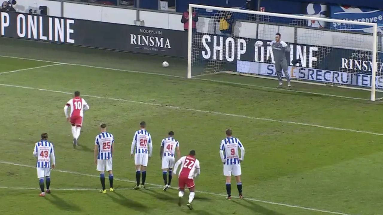 Zo neem je een strafschop: Tadic schiet penalty stijf in de kruising