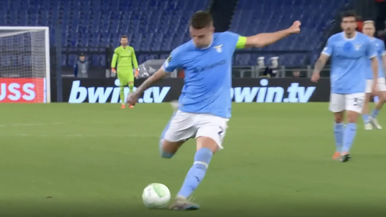 KANS: Sergej schiet via vingertoppen van Ryan op de lat