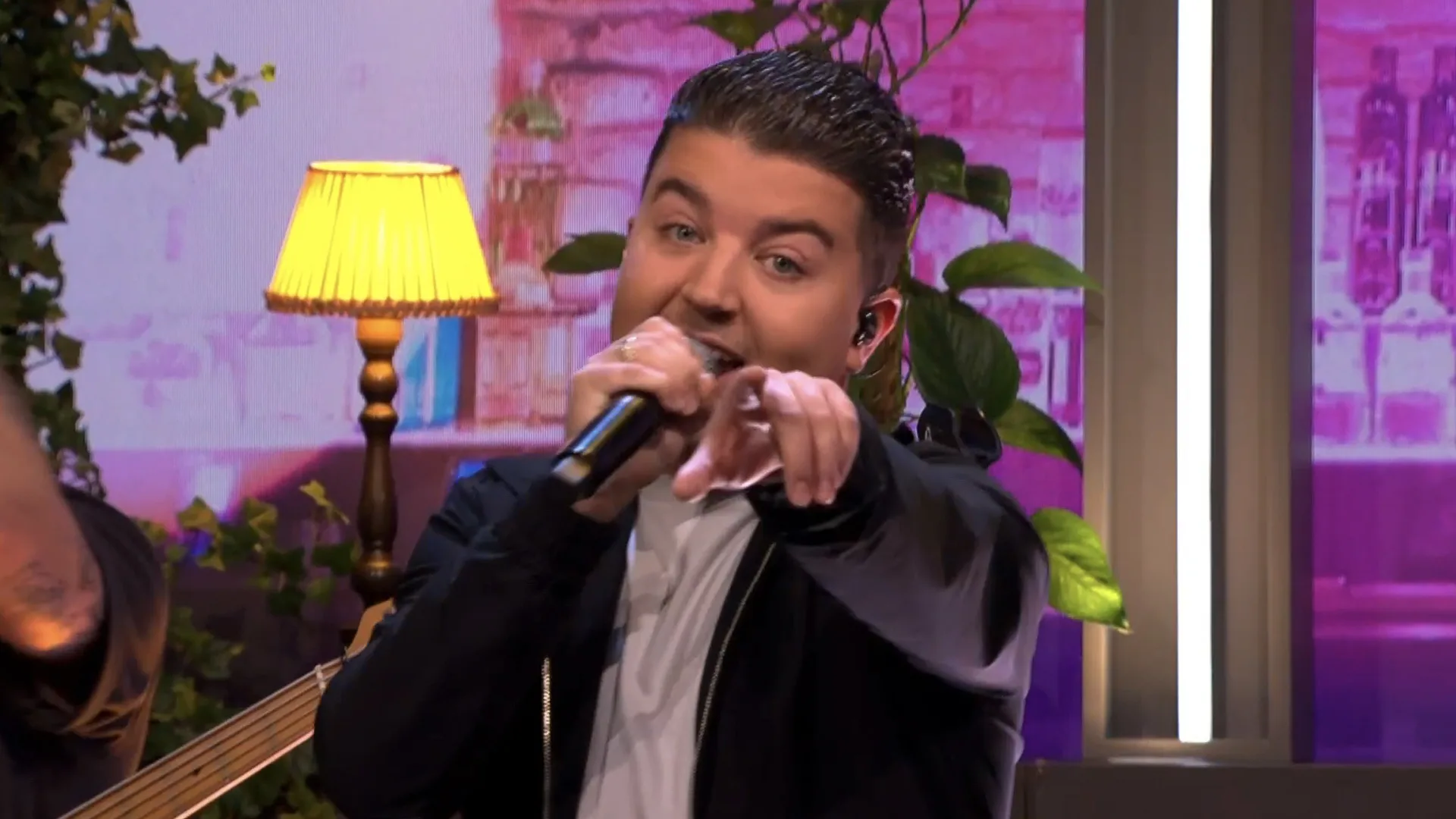 Een heerlijke opening van De Oranjezondag dankzij Marco Schuitmaker met 'Zaterdagavond'