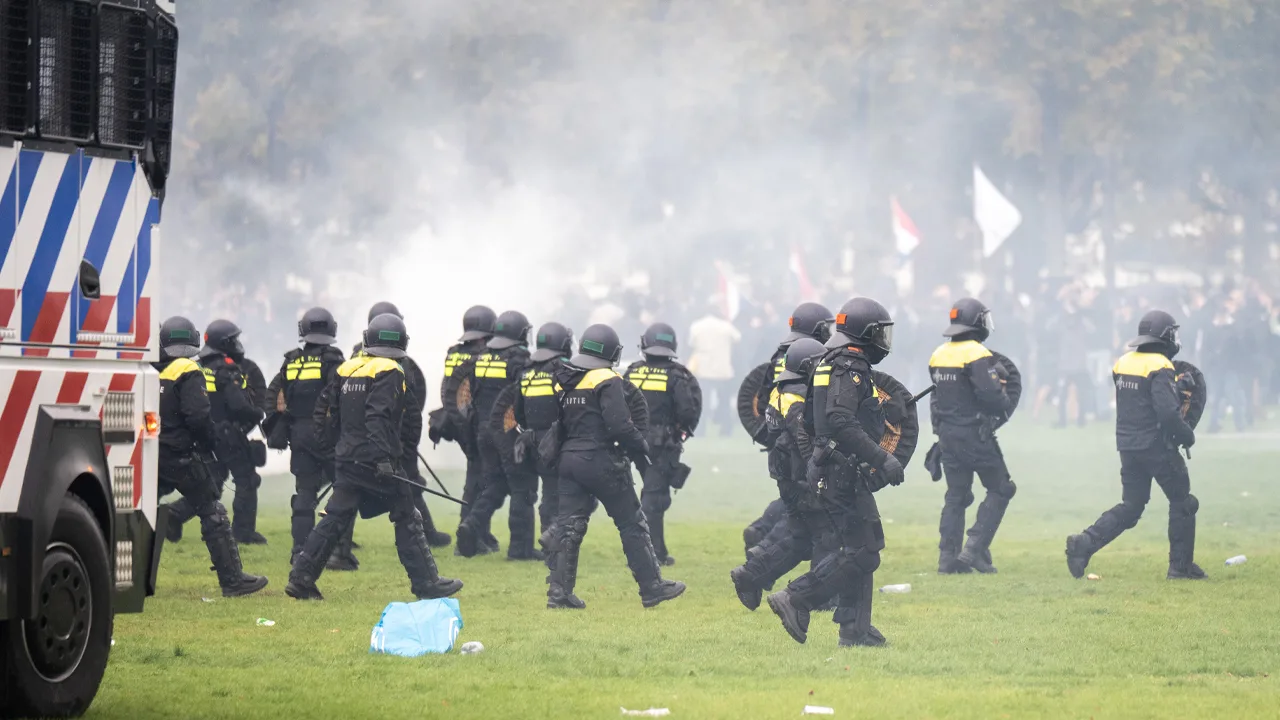 Betogers vanaf Malieveld gooien ruiten in bij partijkantoor D66