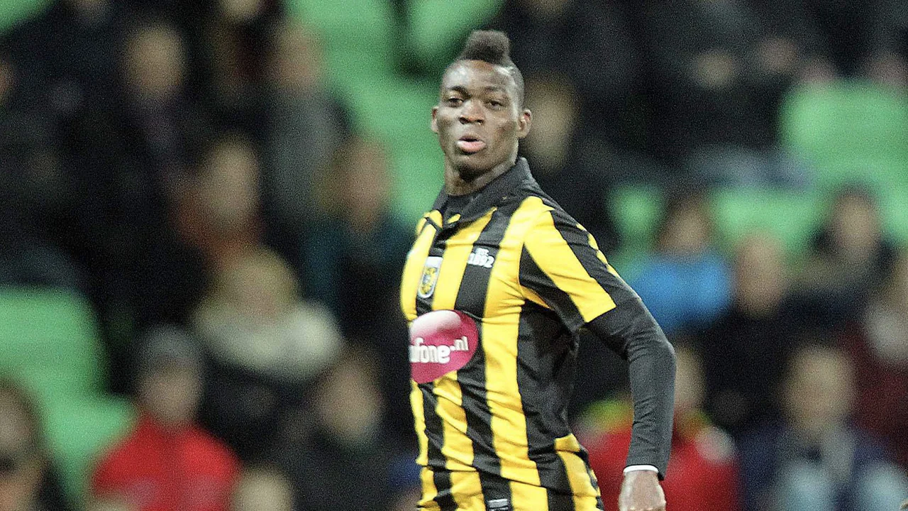 Vitesse met rouwbanden tegen Volendam na overlijden Atsu