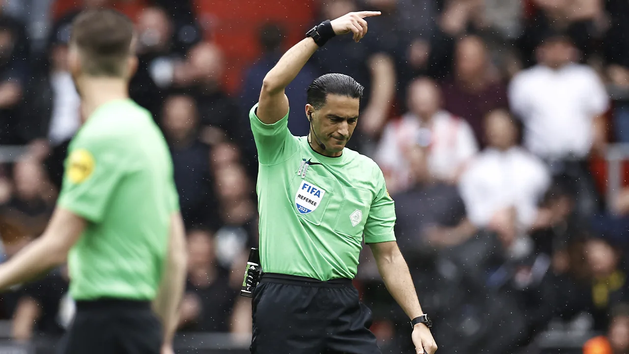 Opnieuw voorwerp op het veld gegooid in Eredivisie en PSV-Ajax wordt tijdelijk gestaakt