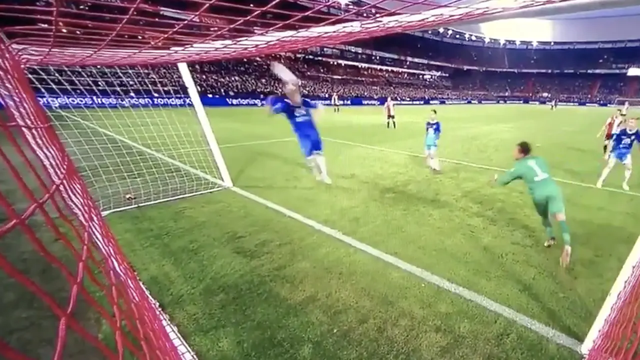 Miraculeuze redding van linksback Czyborra voorkomt winnende goal Feyenoord