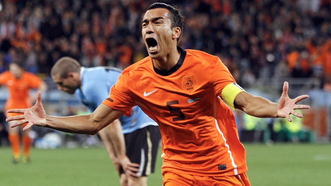 10 jaar geleden: Van Bronckhorst schiet bal heerlijk in de kruising tegen Uruguay