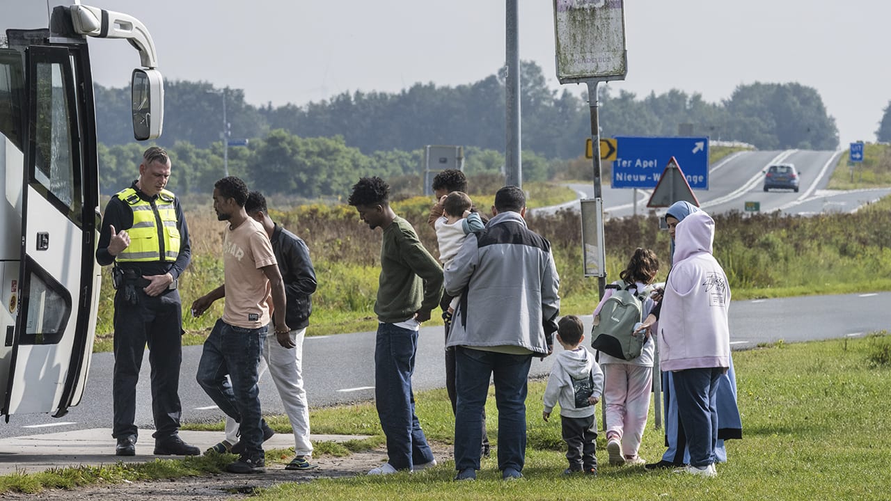 Kabinet verwacht dat fors minder asielzoekers naar Nederland komen