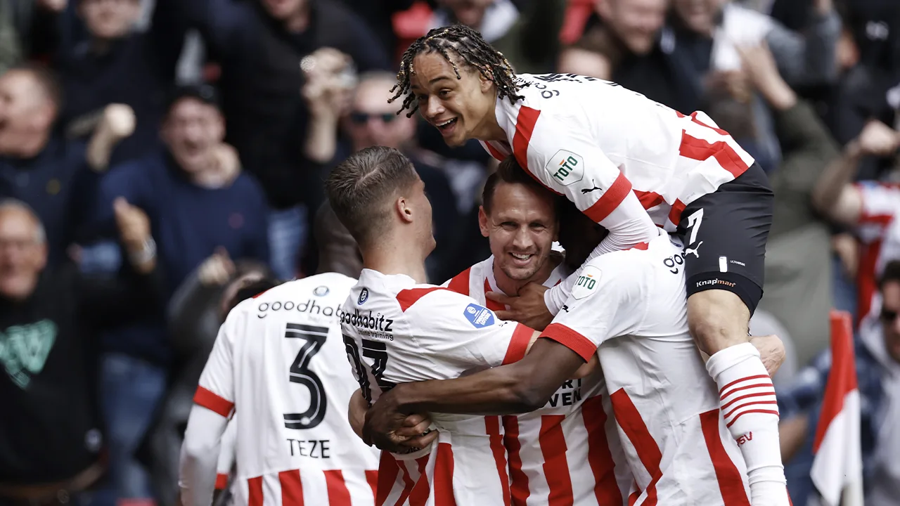 PSV boekt overtuigende zege in topper tegen Ajax