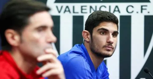 Valencia-aanvaller Guedes onder het mes