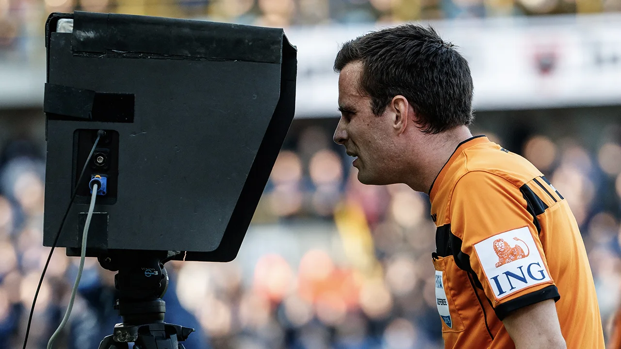 Bizar moment in België: VAR-busje rijdt naar Gent in plaats van Genk