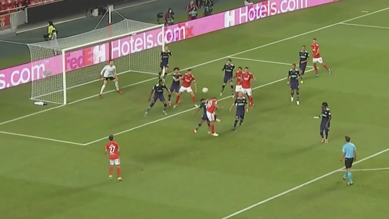 VIDEOGOAL: Benfica slaat opnieuw toe vlak voor rust tegen PSV