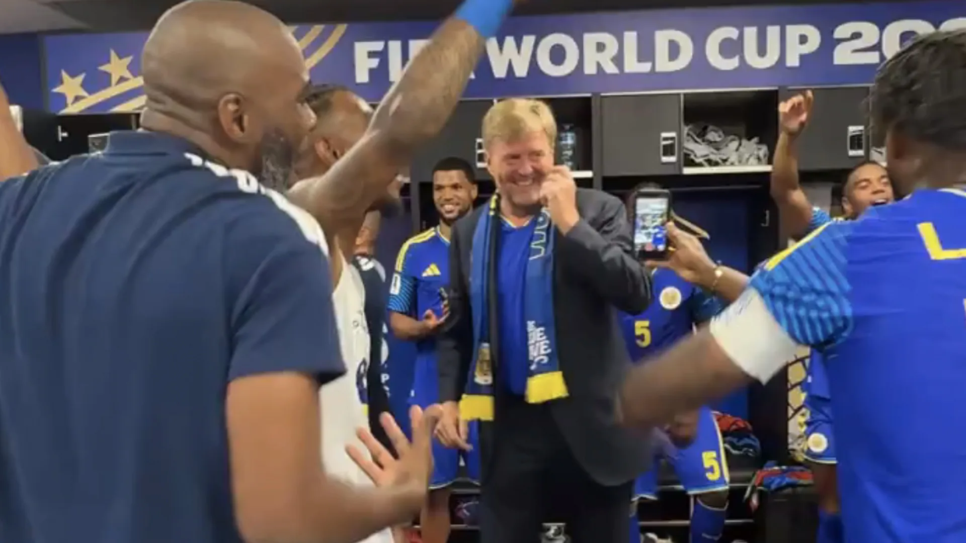 Video: Koningspaar gaat na WK-stunt helemaal los in kleedkamer Curaçao!