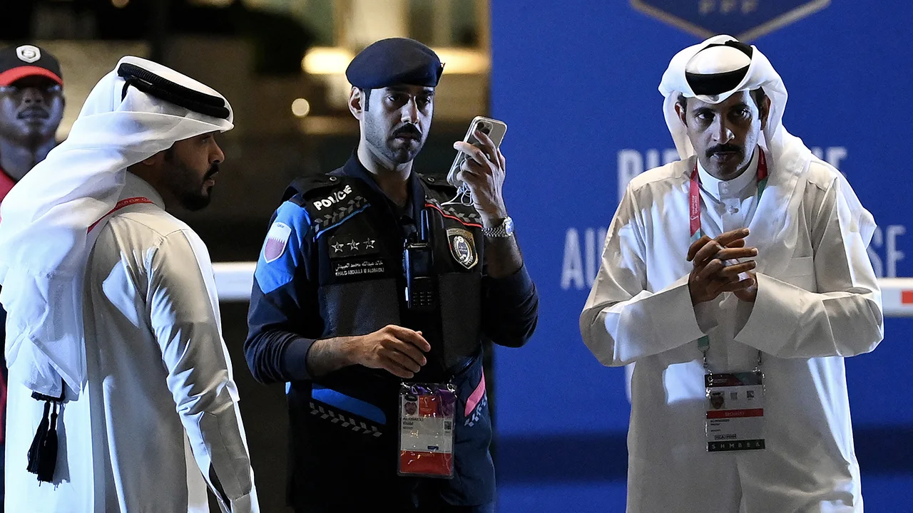 Journalist NU.nl staande gehouden in Qatar, moet beelden wissen