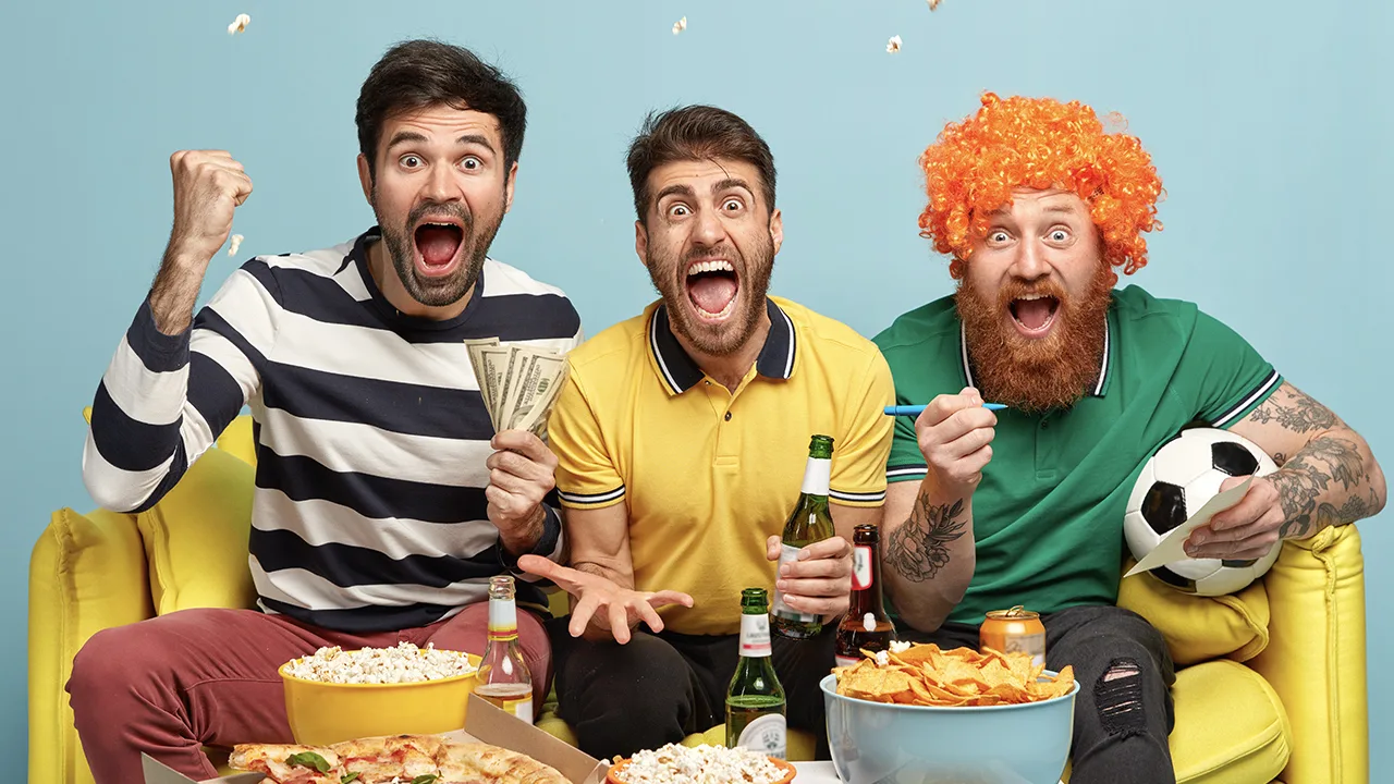 Rijksoverheid komt met opmerkelijke tips om thuis voetbal te kijken