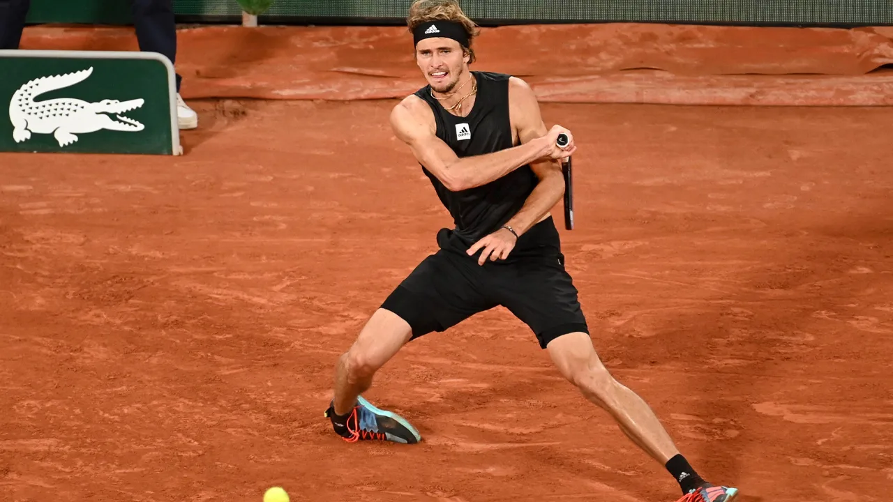 Zverev scheurt meerdere banden in voet na pijnlijke val op Roland Garros