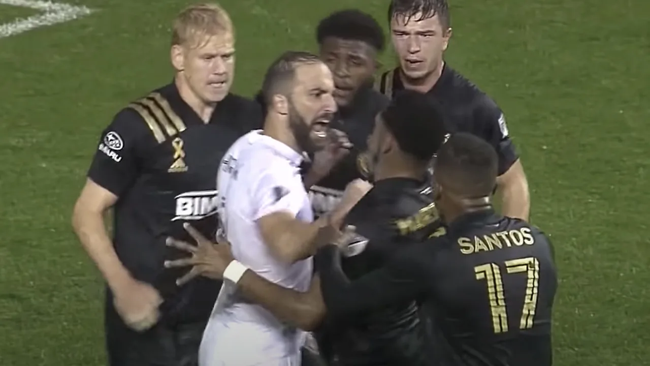 Higuain debuteert met nederlaag, gemiste penalty en ruzie in MLS
