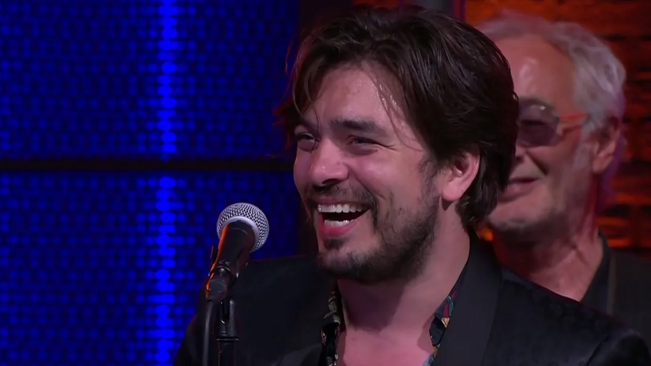 Twitter gaat los na verrassingsoptreden Waylon: 'Fenomenaal!'