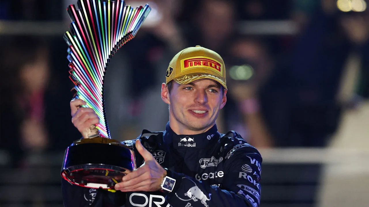 Max Verstappen wint Grand Prix van Las Vegas en blijft in titelrace Formule 1