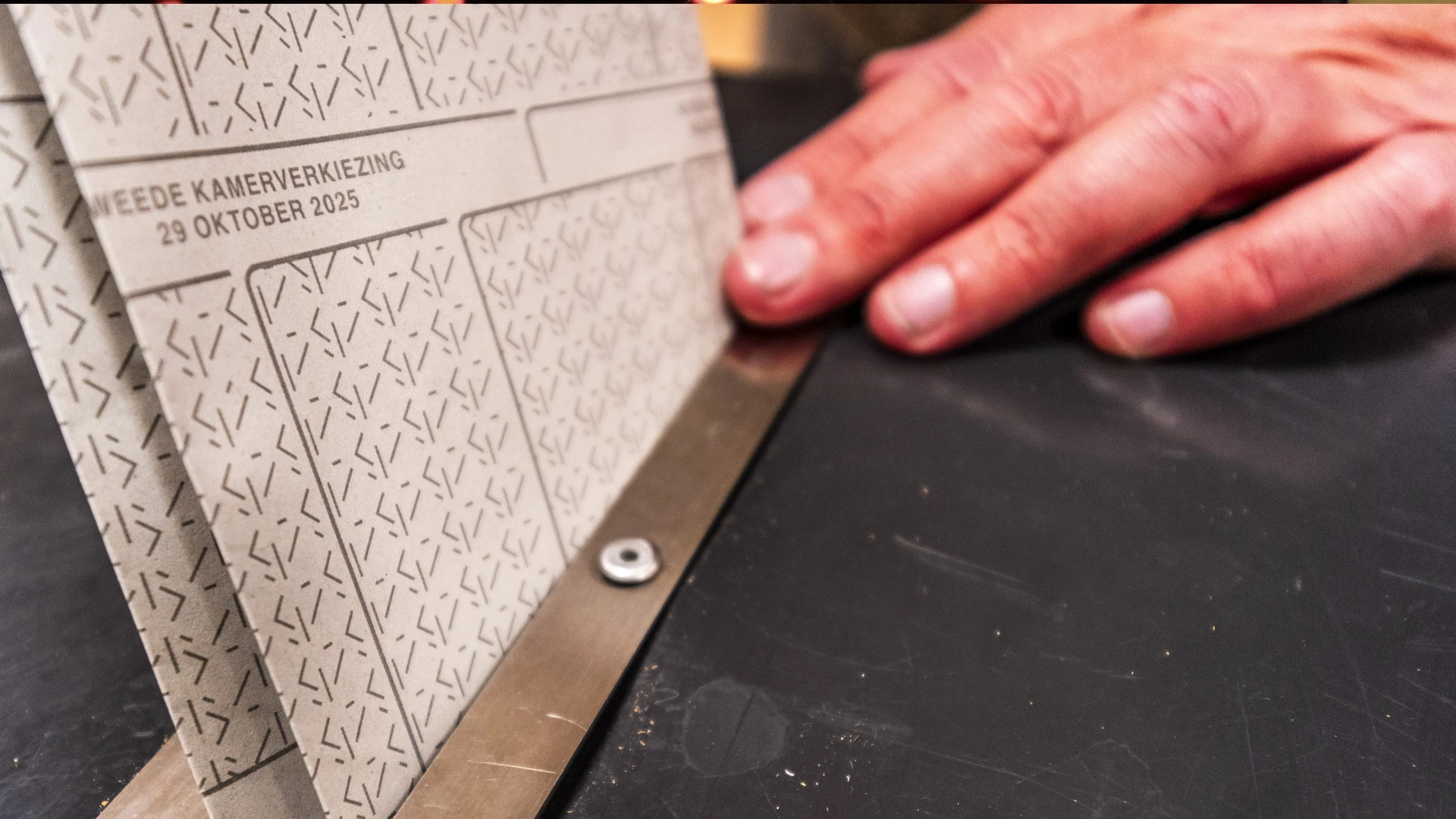 Marco zat halfuur vast met hand in gleuf stembus: 'Mijn vrouw dacht dat ik een grapje maakte'