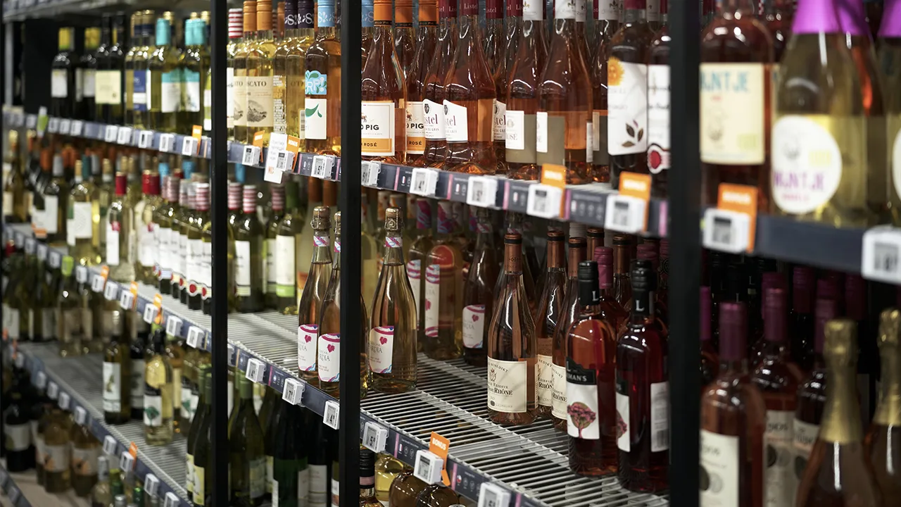 Meerdere supermarktketens roepen wijnfles terug die uit elkaar kan spatten