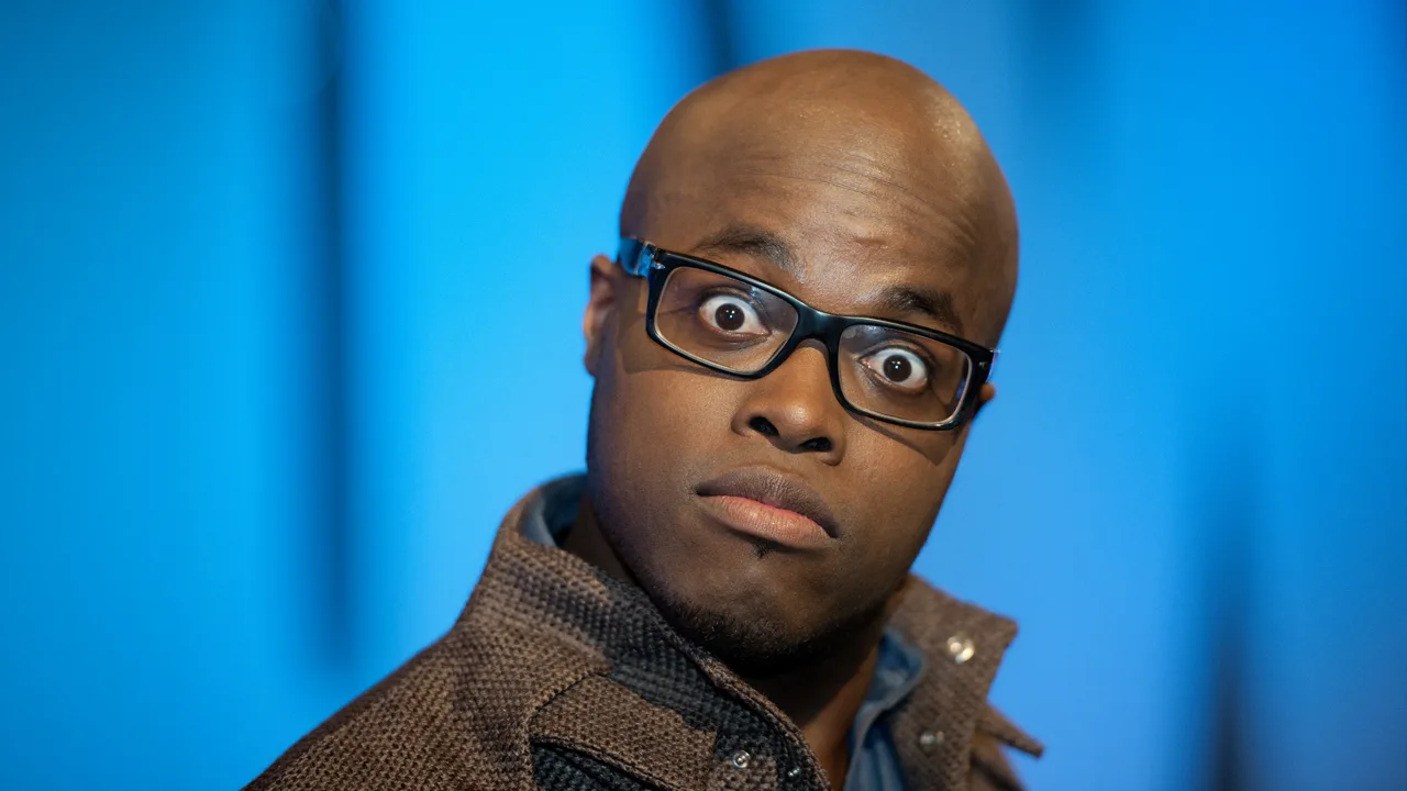 Twitter ontploft na speech Jandino over Johan: 'Triest', 'Ongemakkelijk' en 'Tenenkrommend'