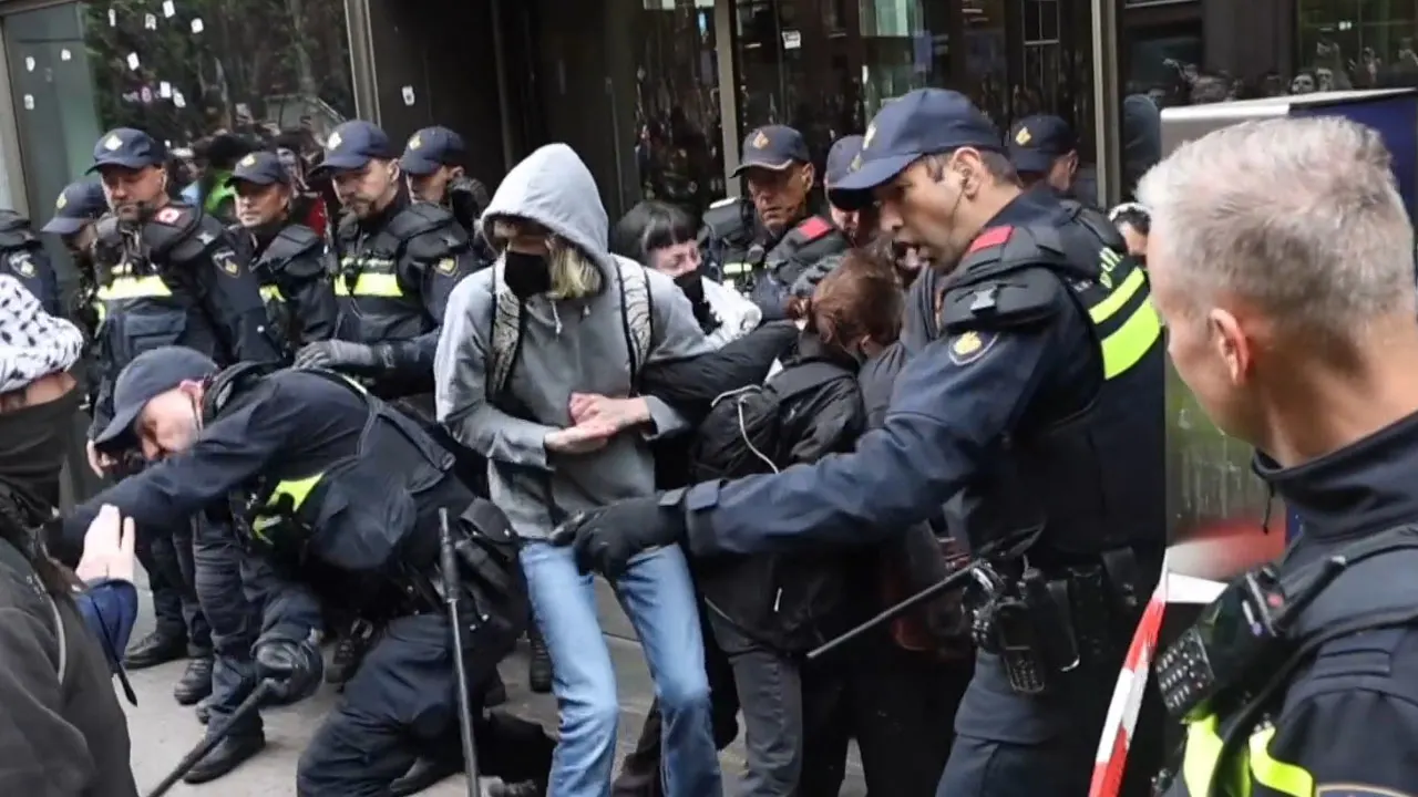 Politie grijpt in tijdens onrustig pro-Palestina protest bij universiteit in Den Haag