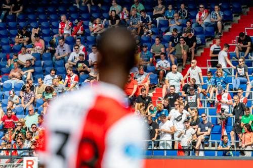 Boete Feyenoord voor vuurwerk bij Heerenveen