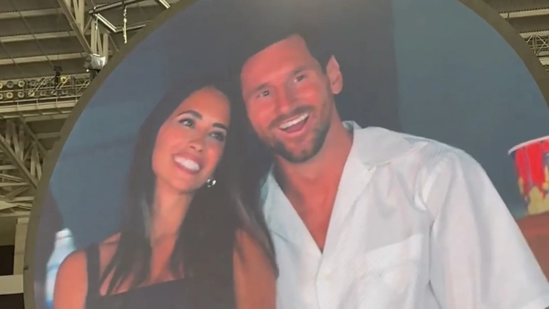 Video: Messi verschijnt tijdens Coldplay-concert op kiss cam