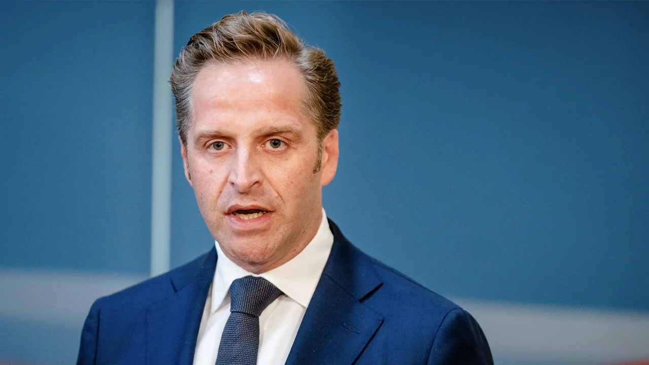 De Jonge waarschuwt KNVB en dreigt met aanscherpen maatregelen