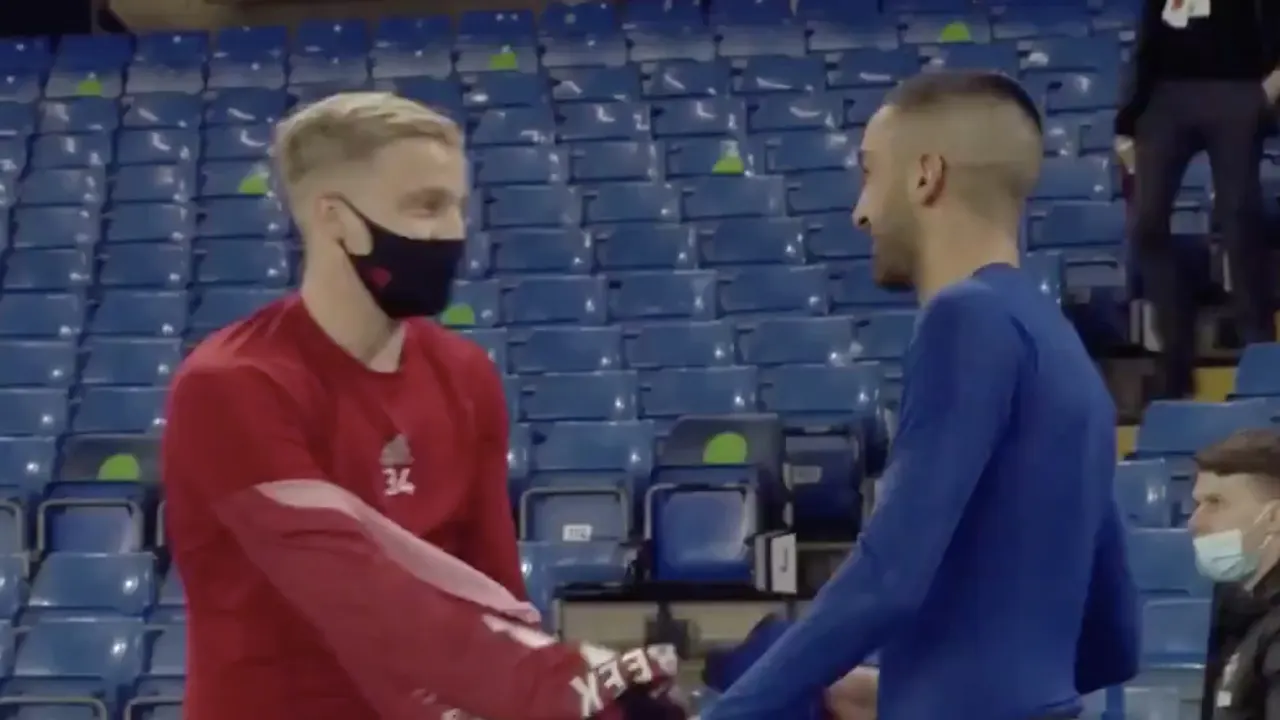 Weerzien tussen Ziyech en Van de Beek na afloop van Chelsea-ManUtd