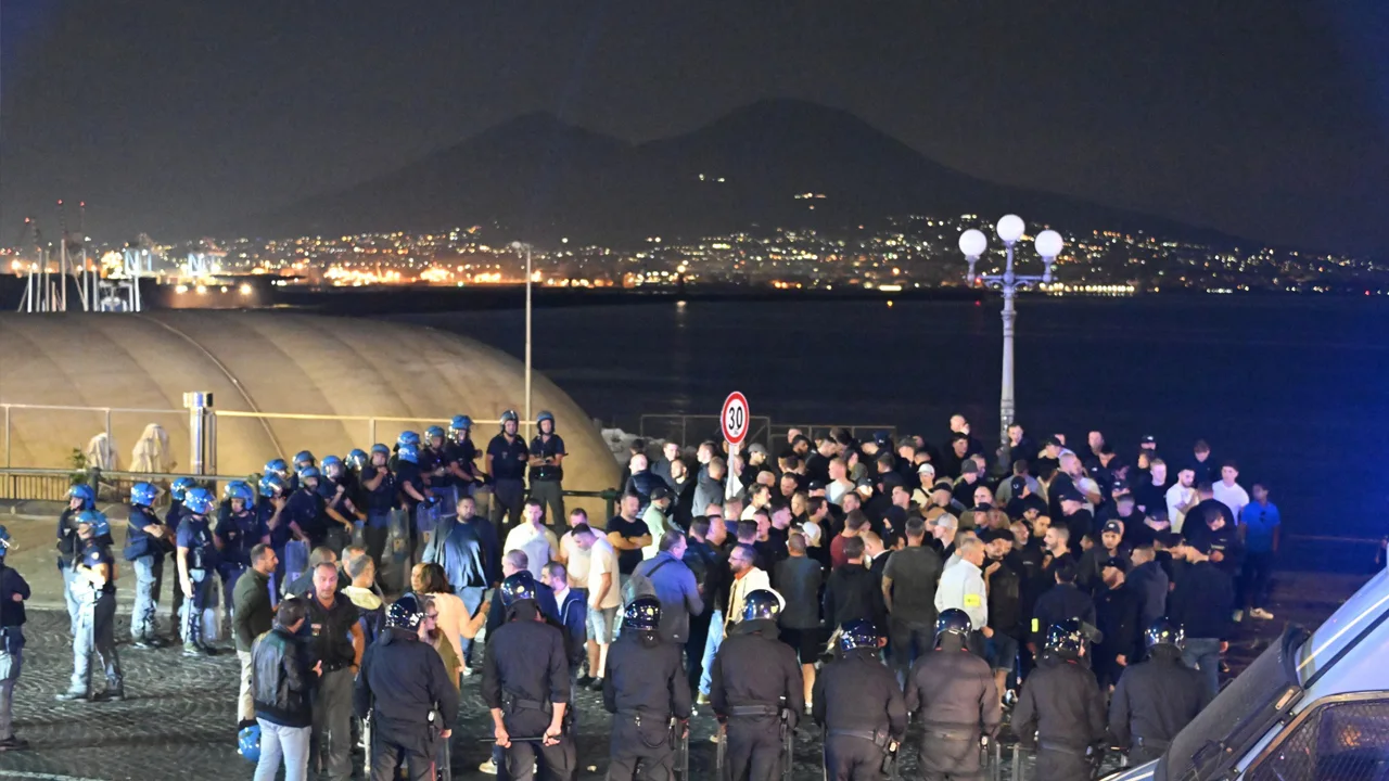'Meerdere Ajax-supporters het ziekenhuis in geslagen in Napels'
