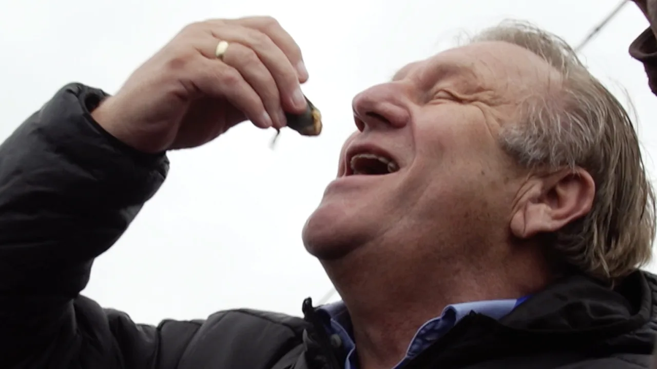 Jan smult van Zeeuwse mosselen: 'Fantastisch, echt niet normaal!'