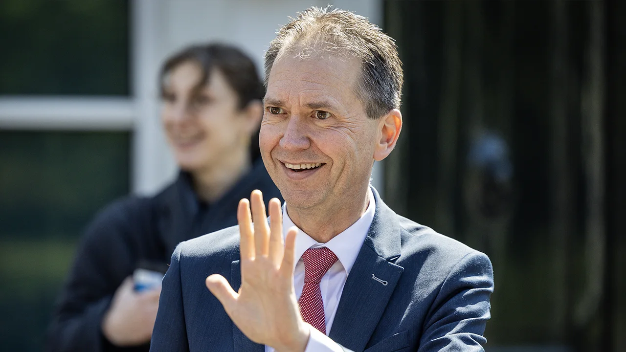 Minister Eddy van Hijum wil lijsttrekker NSC worden