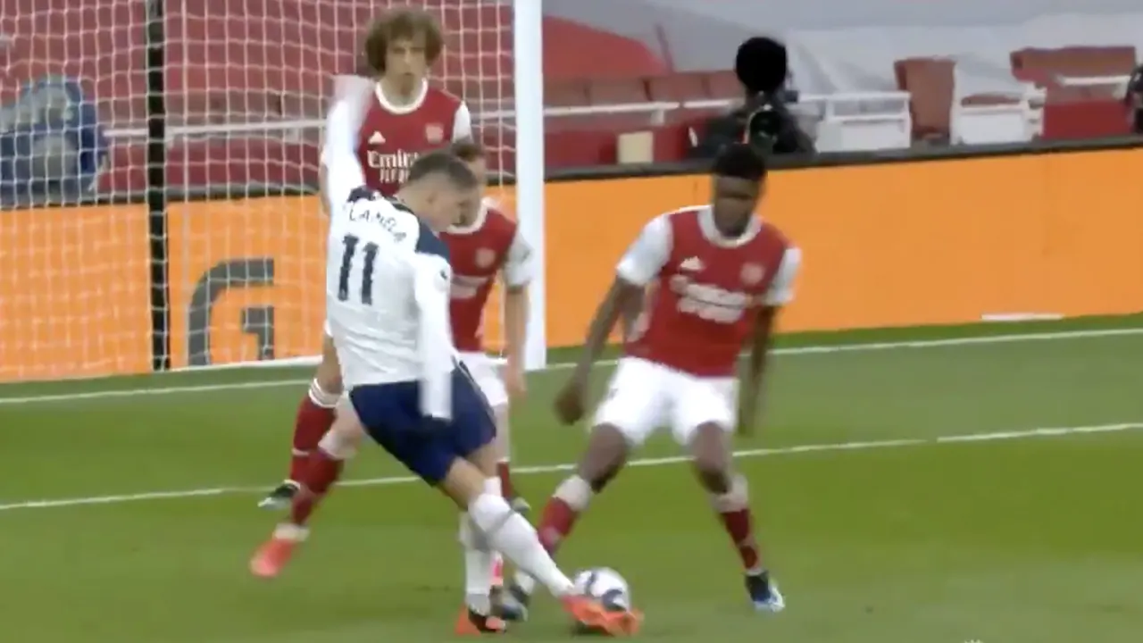 VIDEGOAL: Lamela scoort met rabona in derby tegen Arsenal