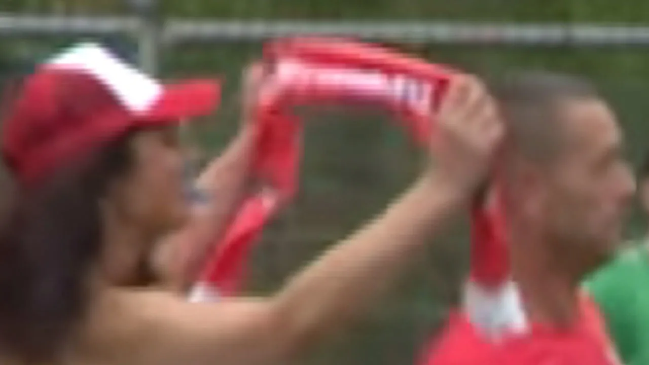 Video: streaker verrast amateur bij zijn 1000ste wedstrijd