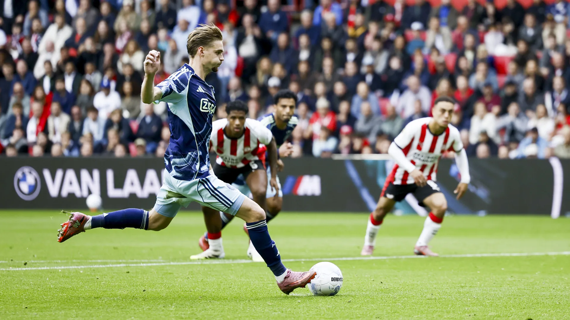 Taylor benut strafschop en brengt Ajax op gelijke hoogte