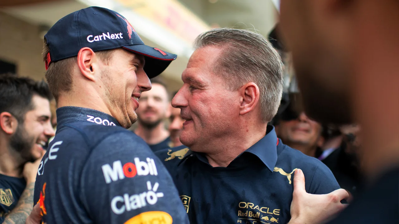 Dubbel feest voor familie Verstappen: vader Jos boekt eerste zege in het rallyrijden
