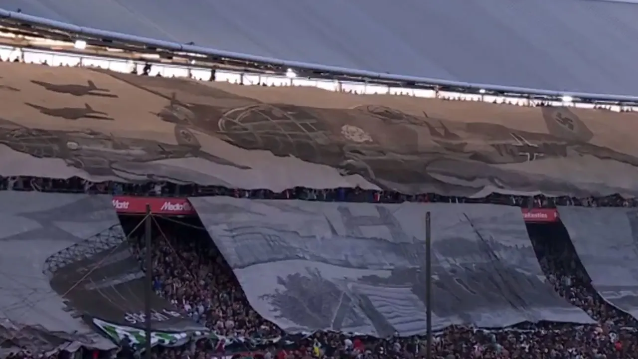 Feyenoord staat stil bij bombardement op Rotterdam met prachtige sfeeractie