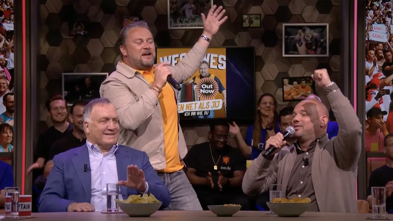 Wesly Bronkhorst verrast Wesley Sneijder: Wes en Wes zingen live EK-nummer 'Ik ben net als jij!'