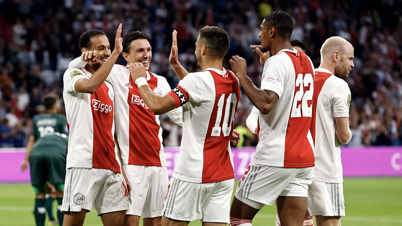 Ajax walst over promovendus NEC heen in één helft