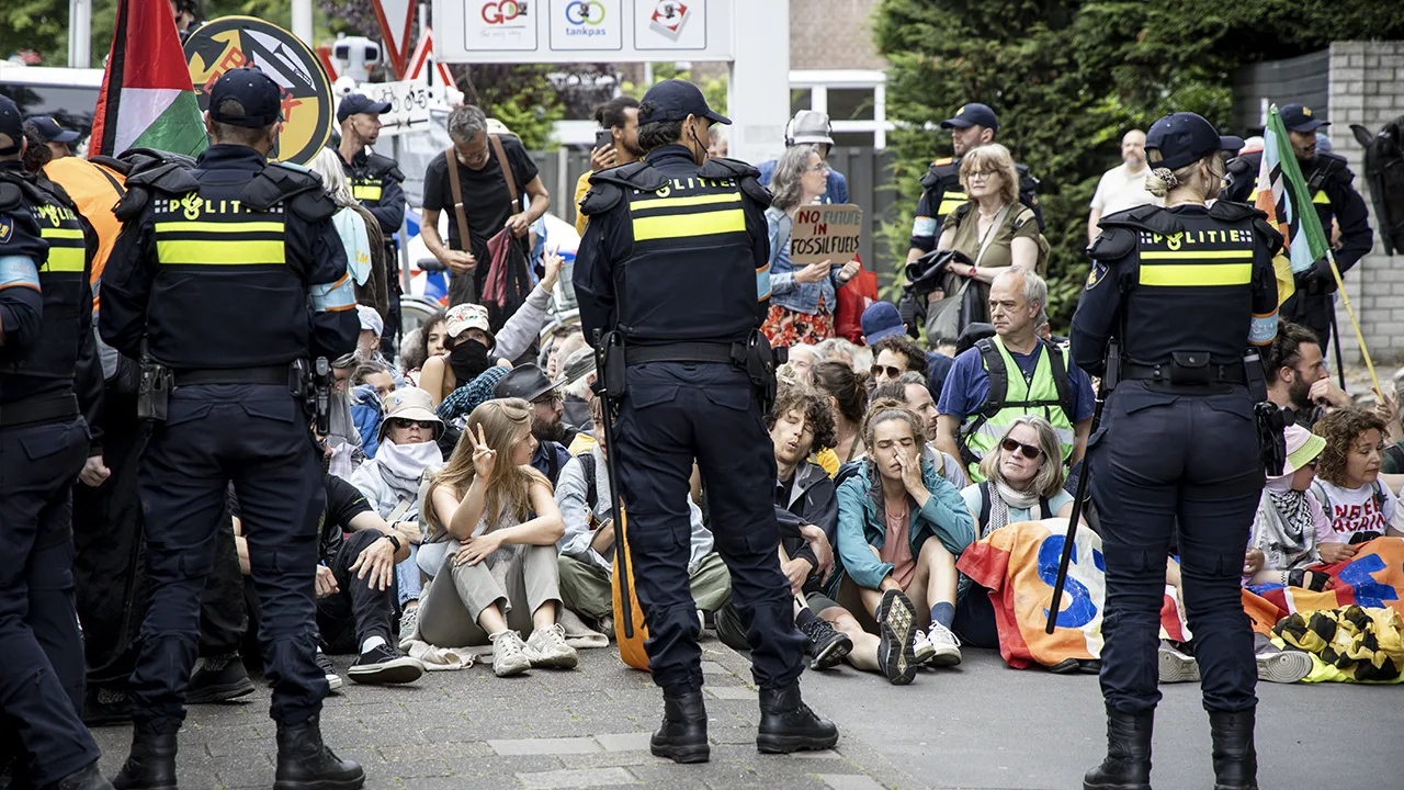 Klimaatactivisten proberen A12 Den Haag te blokkeren; politie houdt de groep tegen