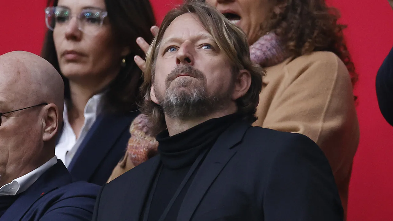 'Ajax-directeur Mislintat gespot op Schiphol: Mogelijke versterking op komst'