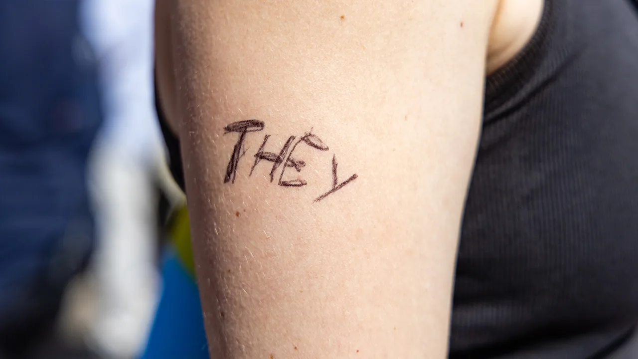 Non-binaire Canadees wil beide geslachtsorganen en stapt naar rechter