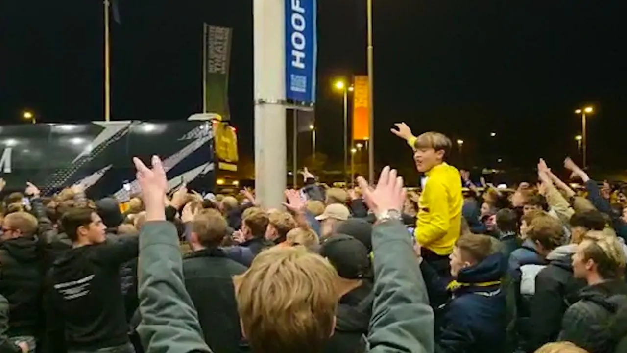 Vitessesupporters zwaaien Tottenham-bus uit: 'You're fucking shit!'