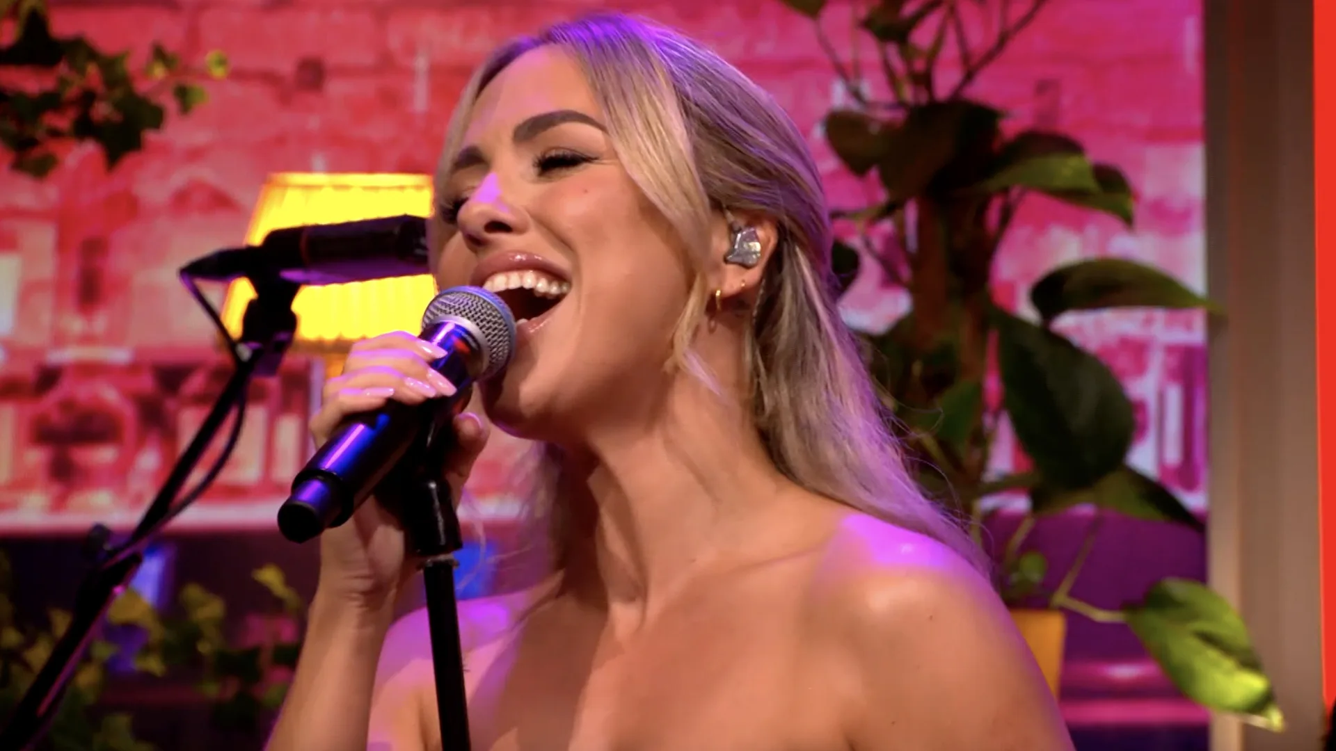 Kimberly Fransens zingt 'Laat Me Lekker Leven' in commercialbreak van De Oranjezondag