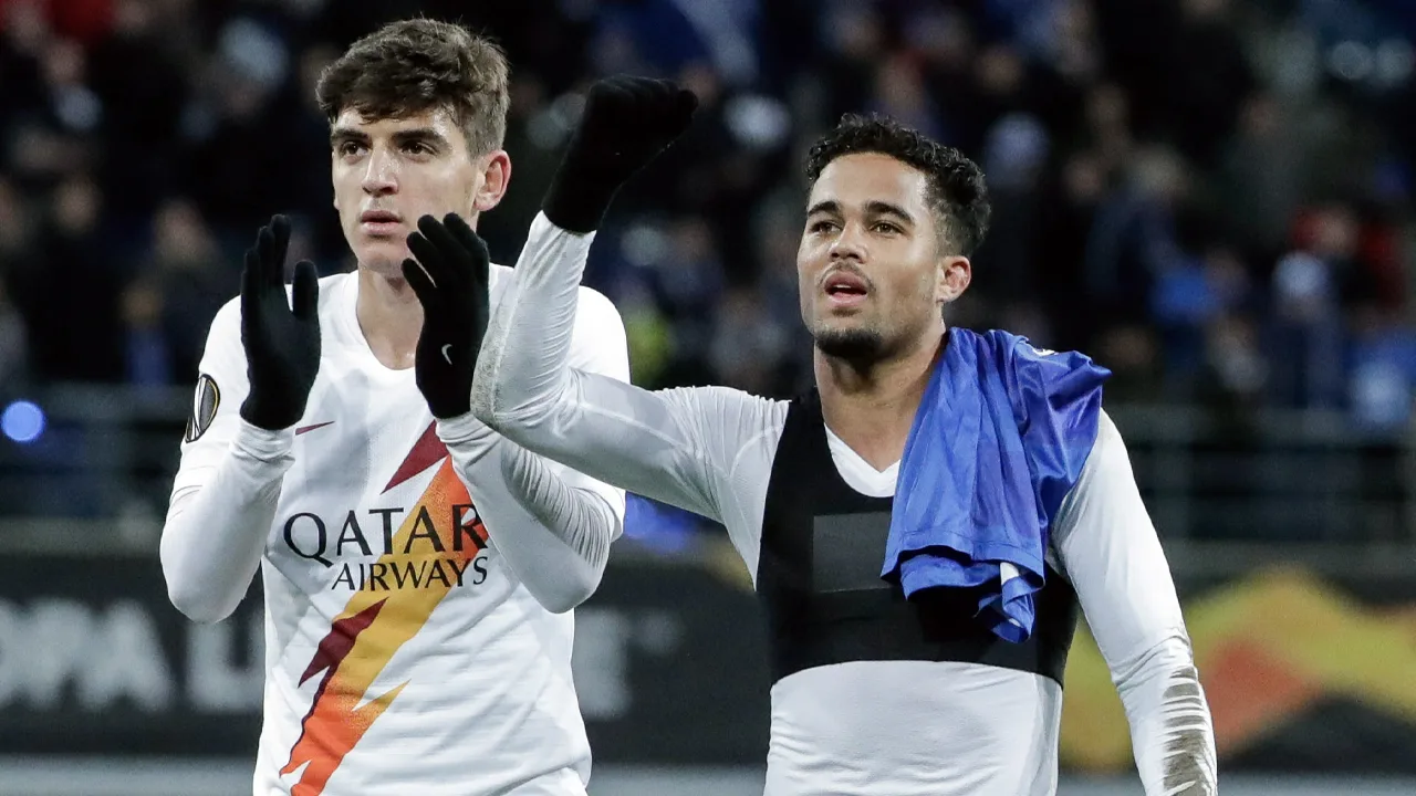 AS Roma laat Kluivert buiten selectie: 'Vertrek is aanstaande'