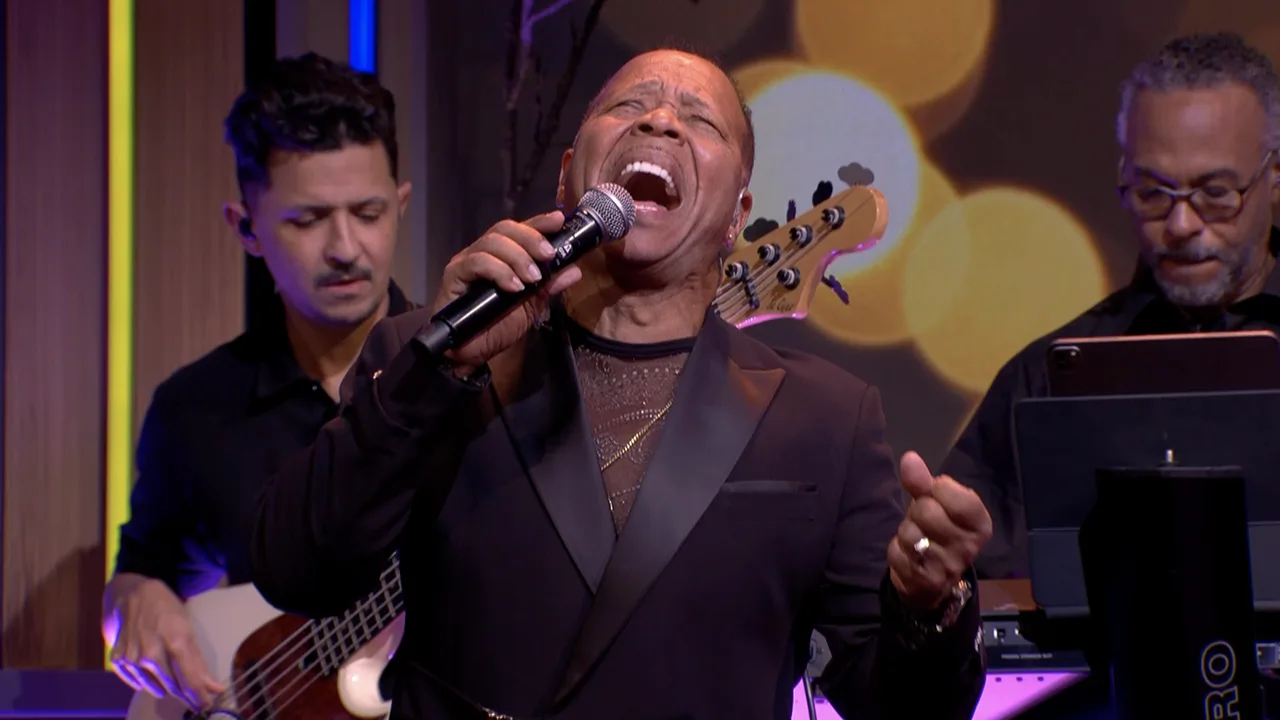 Tony Shearman zingt tijdens de commercialbreak Stevie Wonders 'You Are the Sunshine of My Life'