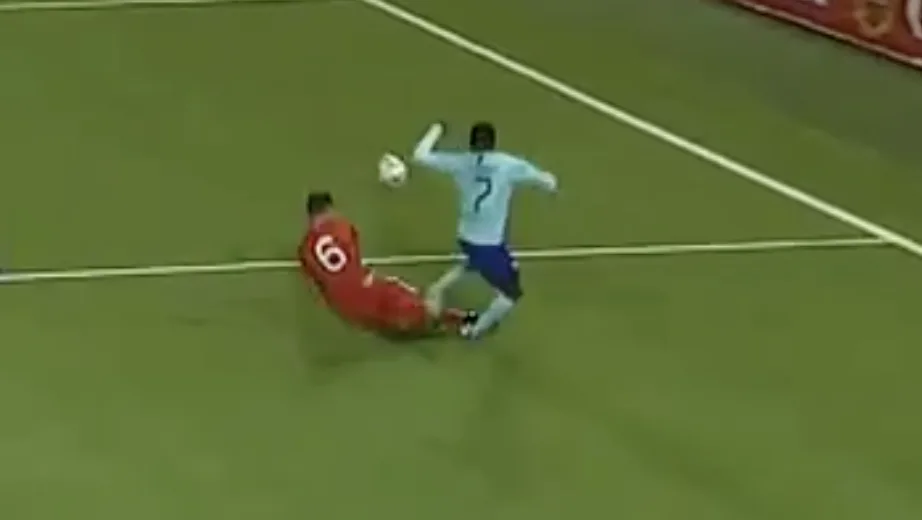 Schandelijke overtreding op Dilrosun, scheids geeft slechts geel... 