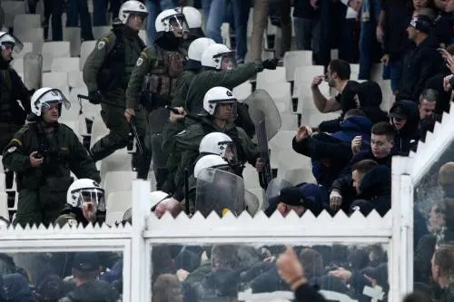 Acht fans Ajax gewond