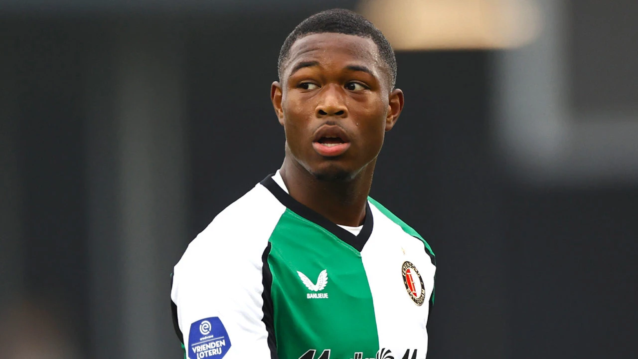 Feyenoord start met 18-jarige spits Redmond aan return tegen AC Milan